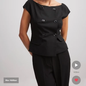 Svart blazertopp - Helt oanvänd topp med lappen kvar. Har inte riktigt fått någon användning av den. Prishöjning med minst 10 kr🌸