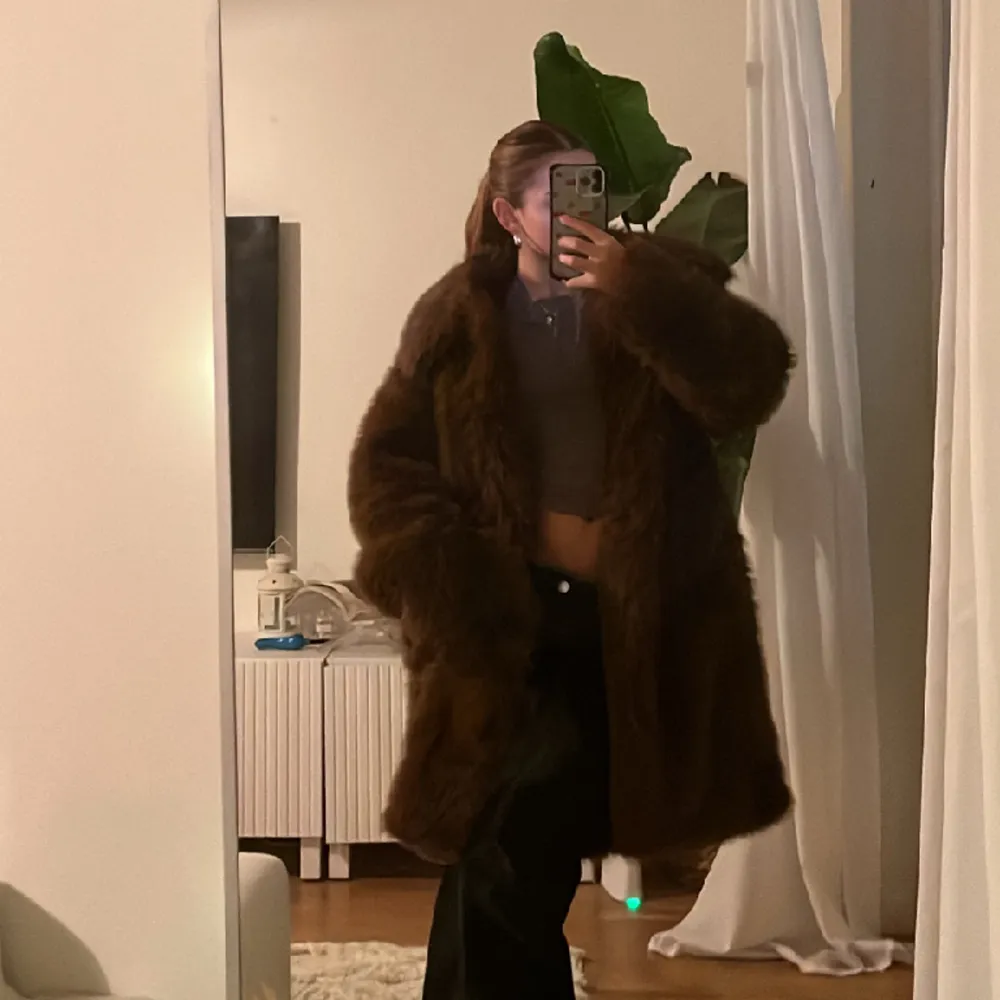 Super fin Brun päls jacka i Faux fur från topshop. Använd 2 gången men säljer då den är stor för min smak 🤎🧸. Jackor.