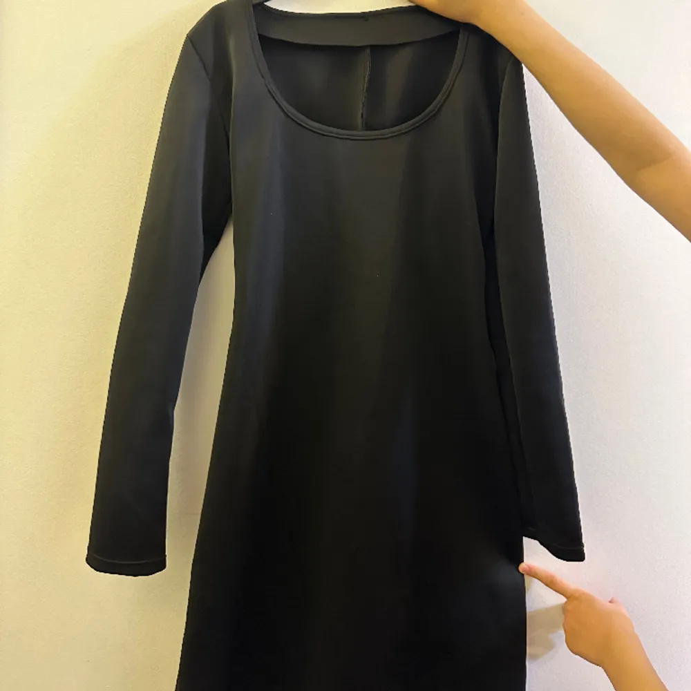 En jättefin svart klänning som är oanvänd, kontakta för frågor💕. Klänningar.