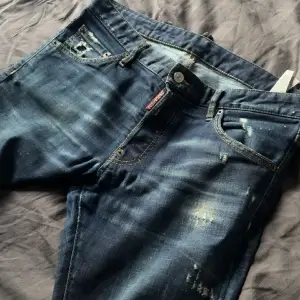 Äkta dsquared2 jeans Zlatan kollektionen, ny pris 4799 de är storlek 48. De är inte sönder någonstans. 