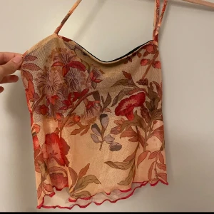 Topp - Festlig somrig topp, kan knytas på flera olika sätt, mesh 