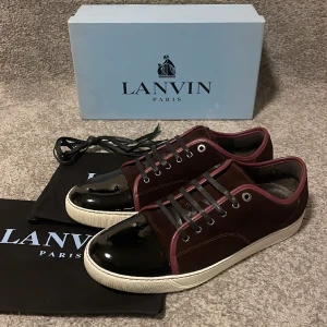 Lanvin skor - Tjena! Säljer nu dessa helt nya lanvin skorna i en ritkigt schysst Burgundy färg🤩 allting på bild medföljer (box, dustbags, extra skosnören) strl 46, väldigt limiterad storlek. Köpt för: 4500 säljer för: 2759. mvh EBRESELL