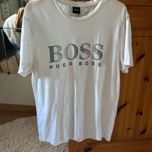 Hugo Boss Tröja - Fin tröja från Hugo Boss. Notera lite gula fläckar i armhålan, går förmodligen bort med galltvål. 