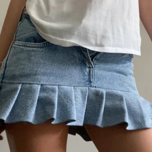 volang jeanskjol - kort jeanskjol med volanger! Egensydd av mig! ❤️‍🔥 Fin kvalitet och inga slitningar, den är för liten för mig och därav sista bilden. Skriv privat för fler bilder, mått eller frågor ❤️‍🔥 Kolla min profil för flera coola kjolar 