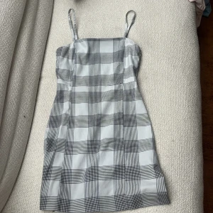 Rutig klänning  - Denna klänningen är i väldigt gott skick och knappt använd. 
