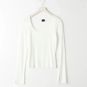 Långarmad tröja med slits  - Jättefin tröja från Gina Tricot med slits på armen, använd en gång. 