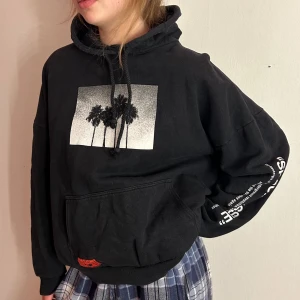 Hoodie - Jättesnygg hoodie i storlek M från Pull&Bear💕 Tjejen på bilden (min syster) har oftast S i sina kläder och den sitter perfekt lite oversized på henne💕 Inga tydliga defekter, ser ut som den gjorde när jag köpte den💕