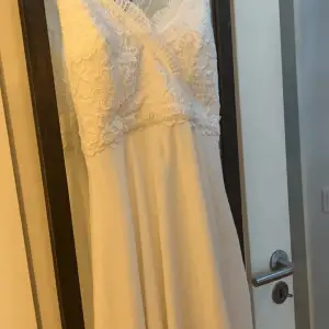 En vit somrig klänning ifrån bubbleroom. Köptes på Plick och kom med prislapp på och är endast testad av mig.
