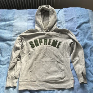 Supreme hoodie - Äkta Supreme hoodie i storlek Medium! Saknar dock kvittot därav lågt pris. Har endast använt ett fåtal gånger och är i mycket gott skick! Tröjan är rätt stor för att vara M, texten är mörkgrön.