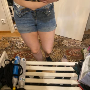 Jeansshorts  - Blåa jeansshorts från hm, de går att dra igen dragkedjan men de är lite små för mig💕det är bara att fråga om mått(de gäller allt jag lagt upp)