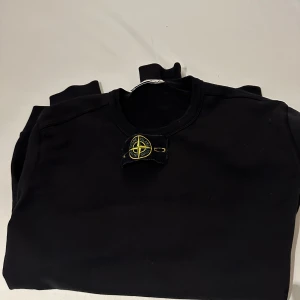 Stone island sweatshirt - Säljer nu min Stone island sweatshirt den är i väldigt bra skick inga defekter alls på den är knappt använd.