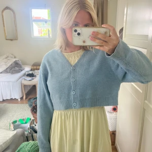 Blå kroppad kofta - Blå söt kofta i kroppad modell från ASOS. Fint skick