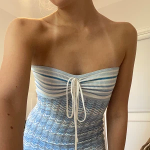 Tub klänning  - Blå mönstrad strand klänning från bershka 