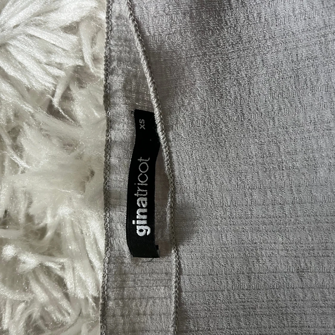 grå topp från ginatricot  - 91