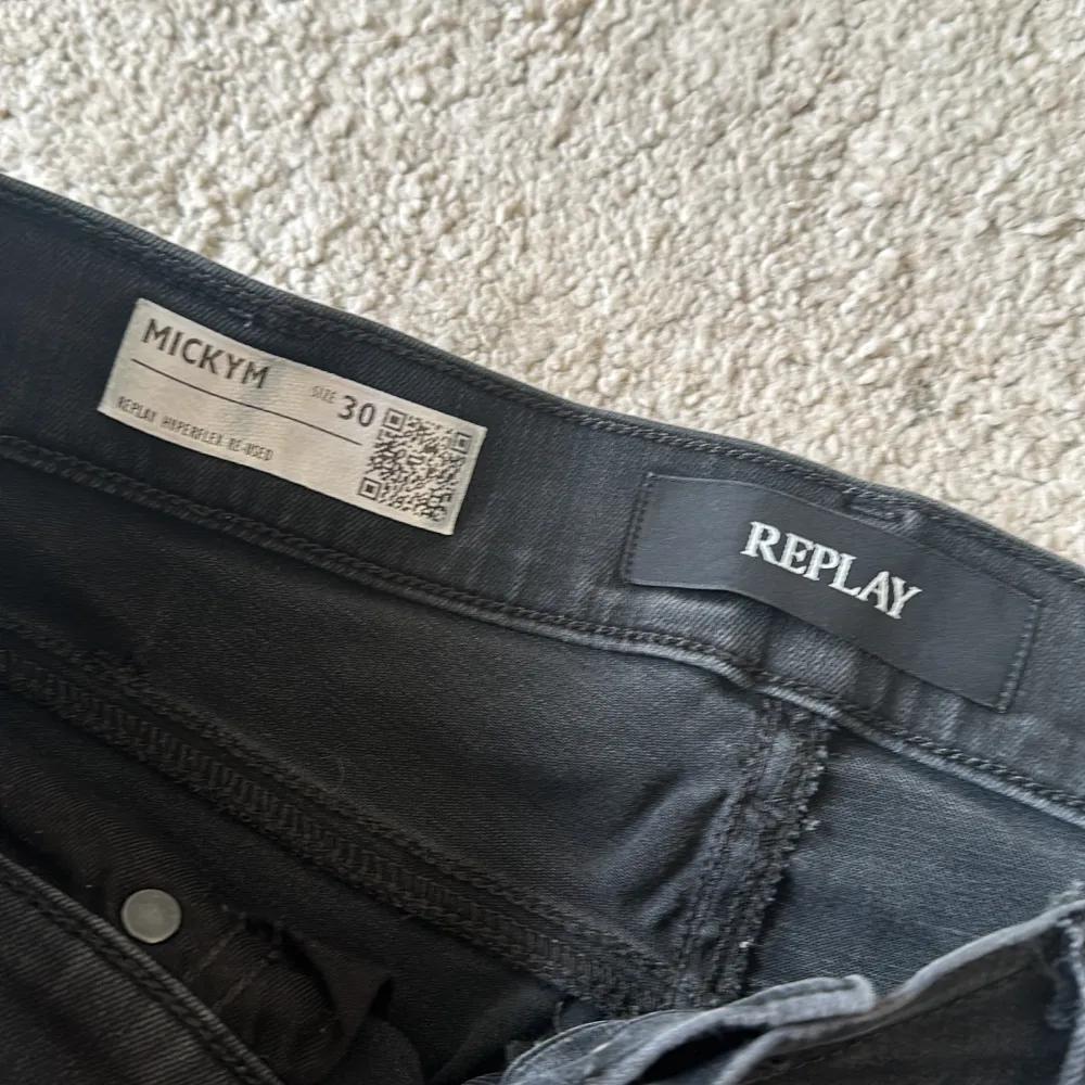 hejsan säljer nu mina riktigt snygga replay jeans i modellen mickym som e som anbass. liten defekt på knät som syns på bild 2. för fler bilder eller frågor hör av dig i dm!!!!. Jeans & Byxor.