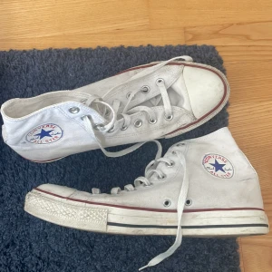 Converse  - Klassiska vita converse med vanlig sula. Mycket fint skick! Storlek 43! 🌸🧸