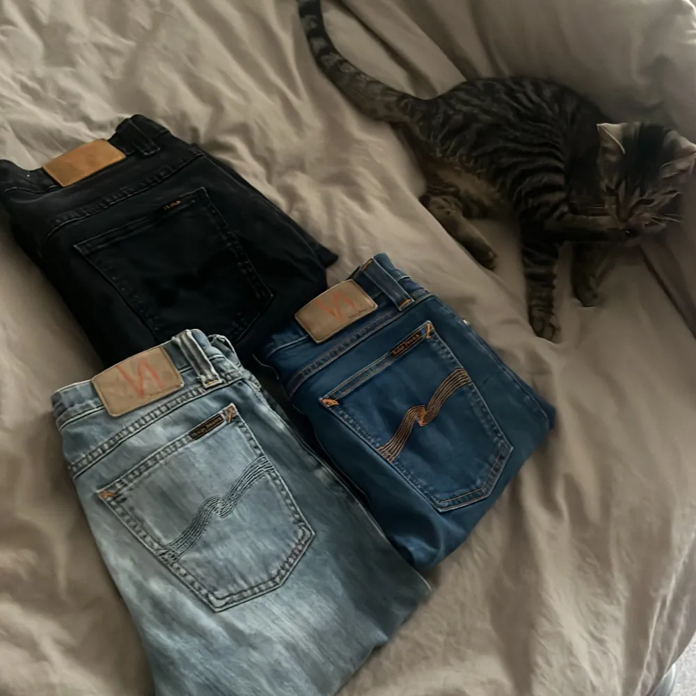 Säljer dessa feta Nudie jeans, vill bli av me dom nu, så säljer alla till ett skit bra pris! 299 för alla pga små storlekar!. Jeans & Byxor.