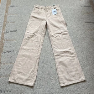 Beige jeans - Beiga jeans. ALDRIG ANVÄNDA. Olika färg beroende på ljus som syns på bilderna 🥯💛