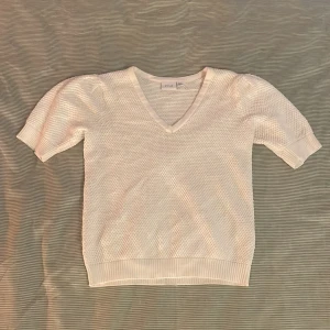 Stickad TShirt - Vit stickad TShirt. Använd fåtal gånger. Inga defekter förekommer. Storlek XS. Köpare står för frakt.