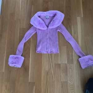 Lila kofta från junkyard - Andra bilden är ett exempel på hur koftan ser ut på ett ungefär