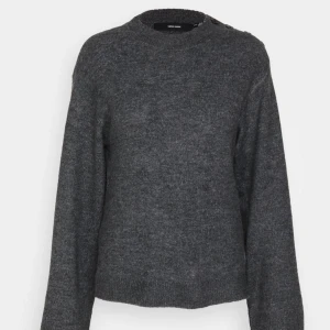 Stickad tröja - Bra skick, lite tussar på bara