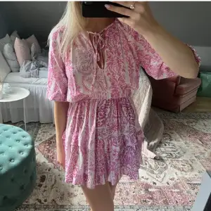Intressekoll på min såå snygga rosa klänning ifrån zara, säljer endast för bra bud minst 700💕Jättebra skick