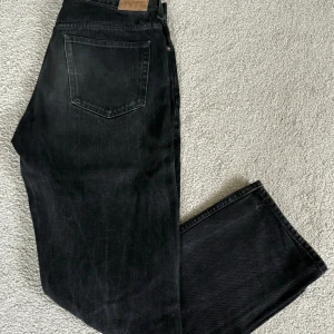 Weekday jeans  - Tjena, säljer mina snygga weekday jeans då de inte kommer till användning. Storleken är 30/32 och sitter väldigt bra. Vid andra frågor eller funderingar så är det bara att höra av dig.