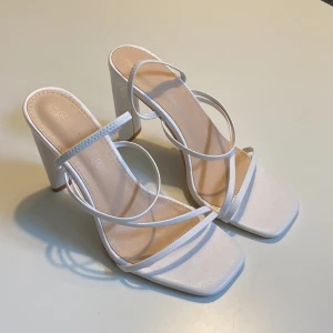 Vita klackar - Sällan använda då dessa är för stora för mig. Det är storlek 38 men skulle passa någon med storlek 39/40