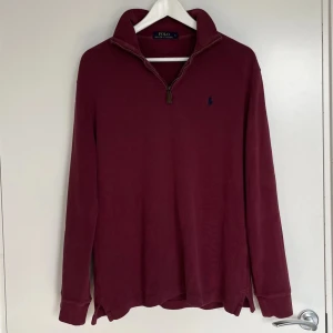 Ralph Lauren Half-Zip - Ralph Lauren Burgundy Turtle-Neck Sweater. Size S. In very good condition without defects. Very comfortable and cool looking. Retail price is around 1800 kr. Write for more questions and dimensions🖤