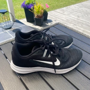 Nike skor - Endast använda inomhus! Inga synliga defekter. 