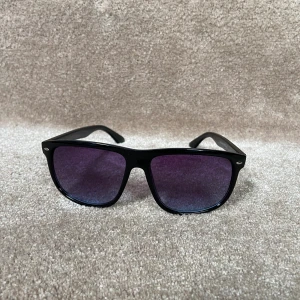 ”Rayban boyfriend”  - Säljer dessa näst intill identiska solglasögon som liknar rayban boyfriend vilket är en väldigt eftertraktad modell. brillorna är väldigt högkvalitativa till sitt pris med ett uv skydd på 400!(FRAKTAR INOM 12 TIMMAR!) 💬Skriv vid minsta intresse!💬 