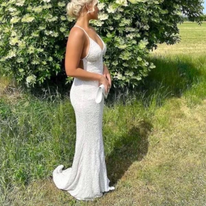 Balklänning från Dressroom Linné  - Säljer just nu min balklänning med en tår i ögat🥹, det finaste jag någonsin bärt! Endast använd 1 gång under balen. Har även sytt upp den 11cm så den passar någon runt 155cm med 10cm klackar eller någon som är runt 165cm💕 Nypris 4995kr. 