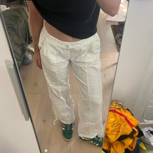 Vita pösiga byxor från Zara, använda några få gånger och inga defekter förekommer🫶🏻