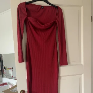Vinröd klänning  - Säljer denna vinröda klänning med en fin urringning. Klänningen är lång och bra material