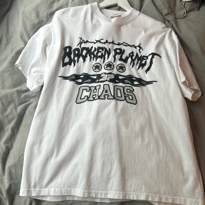 Broken planet tee - Använd en gång och är som ny. Strl. XL passar L 