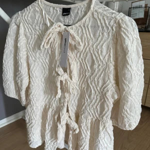 Ny blus - Säljer denna oanvända blus från Gina då den inte kommer till användning, endast testad