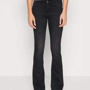 svarta low wasit jeans - Säljer dessa svarta botcut jeansen från only, då de ej sitter så som jag vill. Använt de få tal gånger. ny pris 520kr.  Vid snabb affär kan jag få ner i pris💞