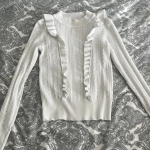 Lång ärmad tröja med volanger  - Lång ärmad tröja med volanger, det är en small i storleken, men skulle säga att den är mindre storlek, så som xs eller xxs