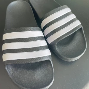 Adidas-tofflor - Användes några gånger bara, de var för låga i modellen. Superfint skick!