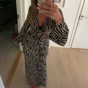 Zebra klänning  - Aningen tight på mig därför jag säljer😃 från boohoo med prislappen kvar