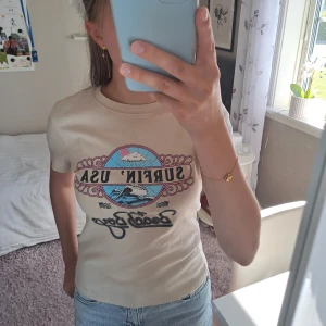T-shirt med tryck  - Aldrig använd, i nyskick utan prislapp.✨️ Säljer för att tröjan inte kommer till användning.💕
