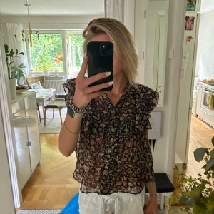 Blus - Söt blus från mango i storlek S❤️ Endast använd 2-3 gånger och därav som i nyskick.  