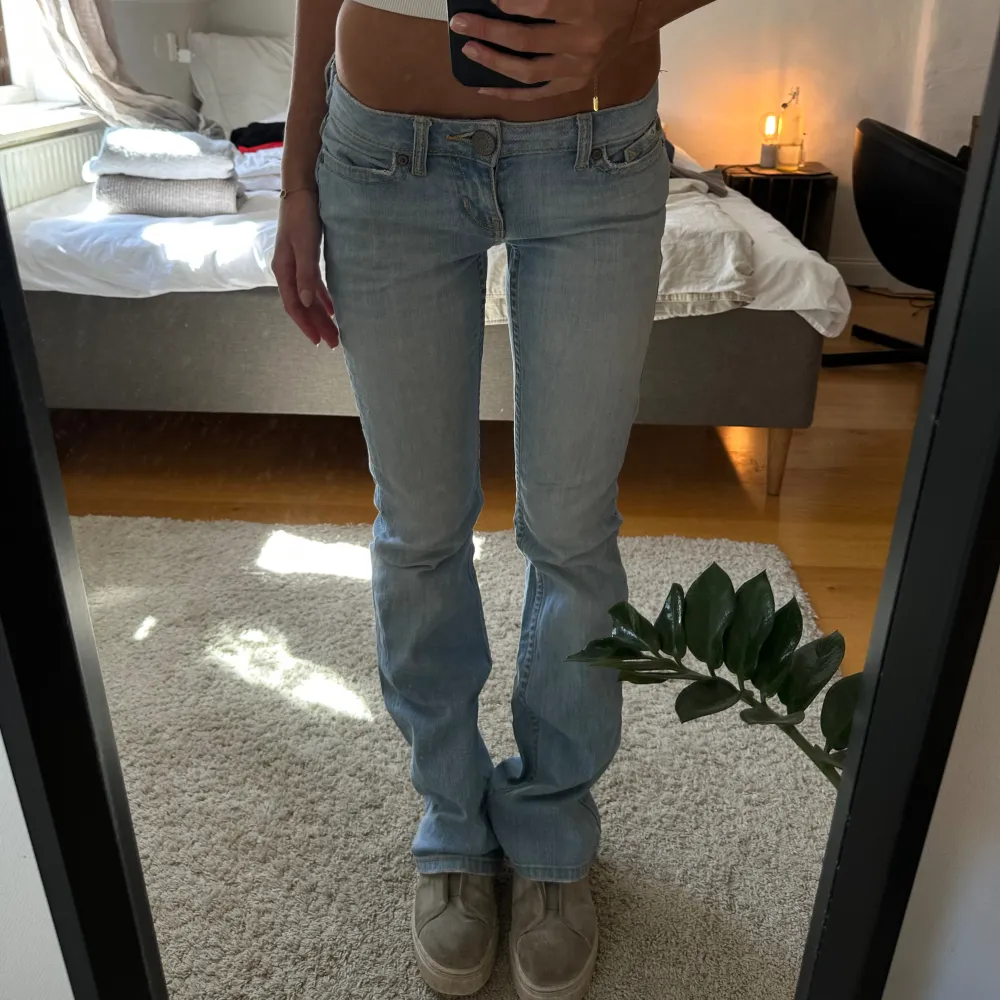 Säljer dessa jeans då dem inte kommer till användning längre, är ca 166 cm lång💛. Jeans & Byxor.