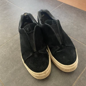 Eytys Doja Sneakers - Svarta sneakers från Eytys. Väl använda därav att de är nötta i hälarna men är fortfarande i helt användbart skick