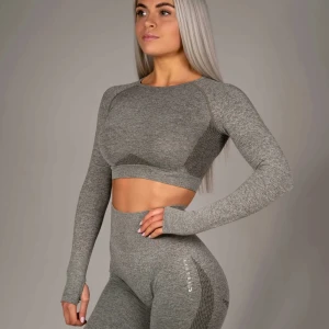 Träningstopp - En grå träningstopp ifrån märket relode. Toppen är endast använd ett fåtal gånger och inga defekter förekommer. Den är köpt för 250kr och säljer nu för 90 kr + frakt som köparen står för. (Betalning sker endast med swish)