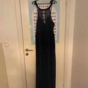 Balklänning  - En fest/balklänning Har använt 2 gånger Storlek:40/42 L