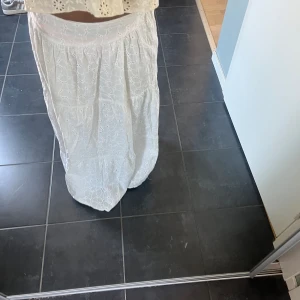 Jättefin sommar långkjol - Fin långkjol med brodering. Använder inte längre då jag inte gillar kjolen men jättefin och bra skick!