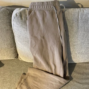 Beiga mjukisbyxor lager 157 - Har ej använt. Beställde dem från lager 157. Ena snöret lite nött.