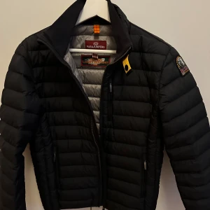 Parajumpers jacka - Super light weight i stolek Y-M. Använd fåtal gånger.