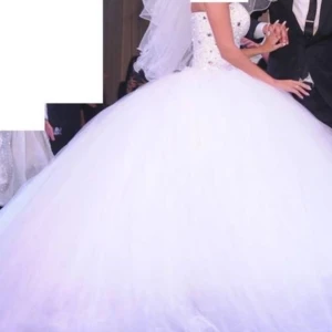 Bröllopsklänning - Storlek xs-m går justera med snöre bak i ryggen. Och glaskulor och strass handgjort. Använd endast en gång och är i mycket bra skick